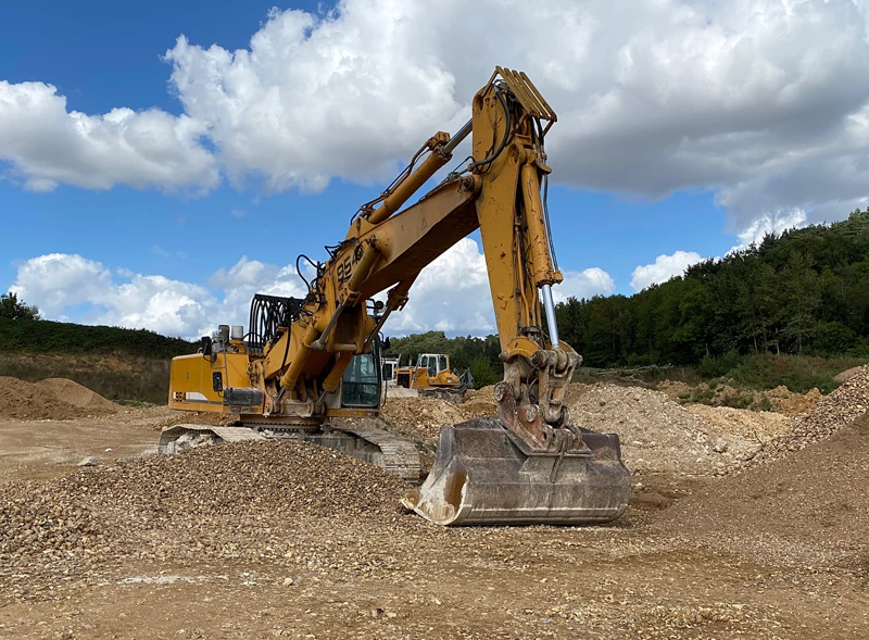 Une pelle hydraulique sur chenille assure le terrassement de marne. Carrières de Bernay, Eure