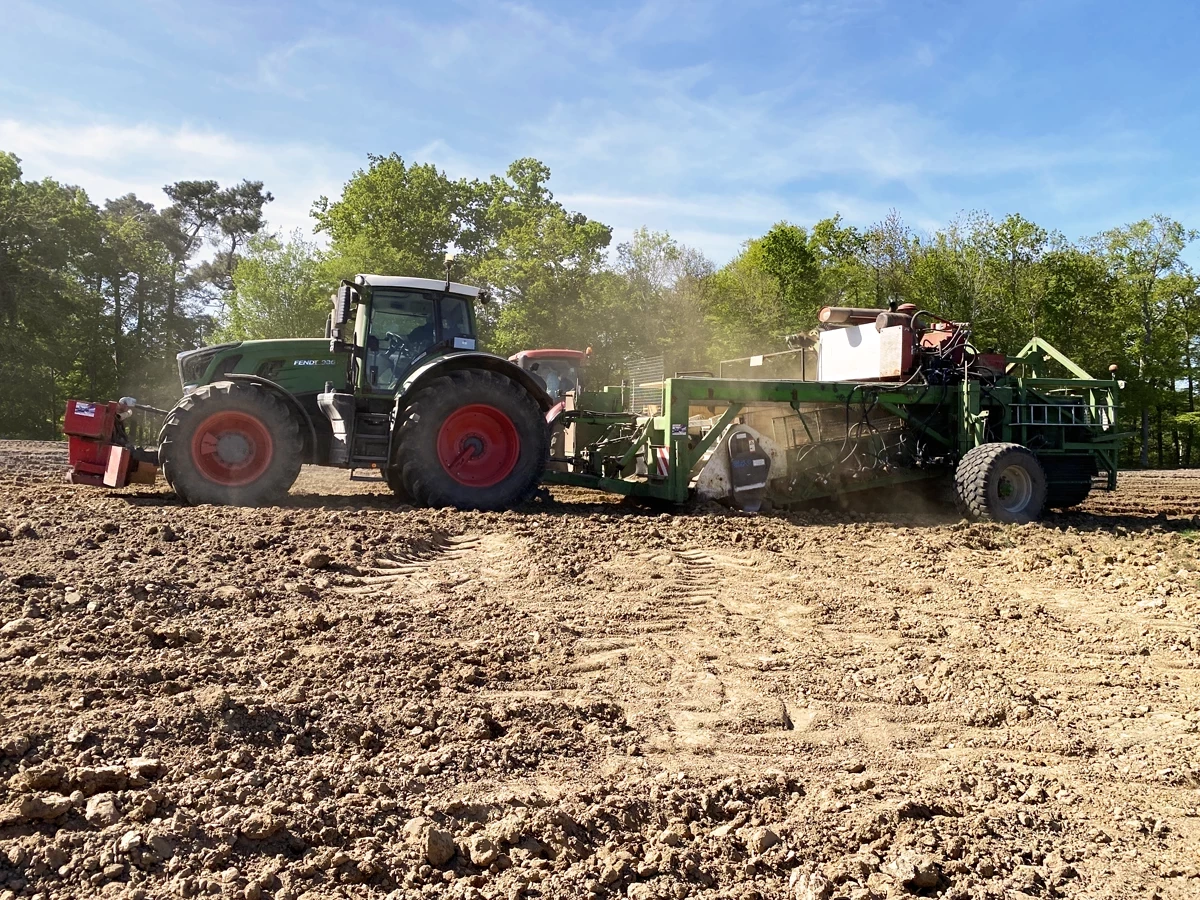 Épierreuse et benne sur un champ agricole de Brionne. Un service des Carrières de Bernay