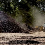 Un tractopelle des Carrières de Bernay après ramassage de pierre à Brionne